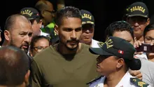 Kapten timnas Sepak Bola Peru Paolo Guerrero saat tiba di Lima, Peru (15/5). Kapten Timnas Peru tersebut gagal menjemput mimpinya untuk tampil di Piala Dunia 2018 Rusia setelah tersandung kasus doping. (AP/Martin Mejia)