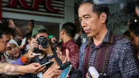 Presiden Joko Widodo (Jokowi) kembali menyambangi pusat perbelanjaan Sarinah, Jalan MH Thamrin, Jakarta, Jumat (15/1). (Liputan6.com/Faizal Fanani)