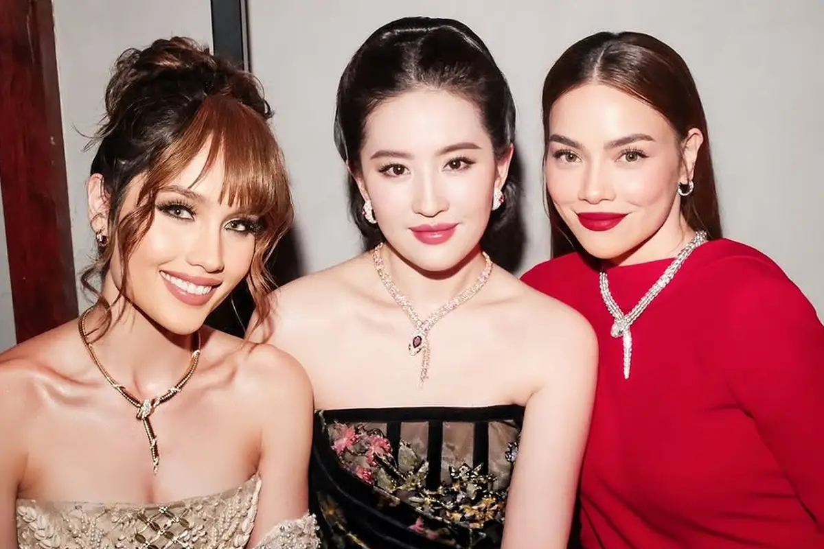 Adu Gaya Memesona Anna Hathaway, Cinta Laura, hingga Liu Yifei di Bvlgari Exhibition Shanghai