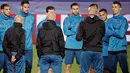 Striker Real Madrid, Cristiano Ronaldo, mendengarkan arahan dari pelatih, Zinedine Zidane, saat sesi latiahan jelang laga Liga Champions di Stadion GSP, Nikosia, Senin (20/17/2018). Real Madrid akan berhadapan dengan APOEL FC. (AFP/Thomas Coex)