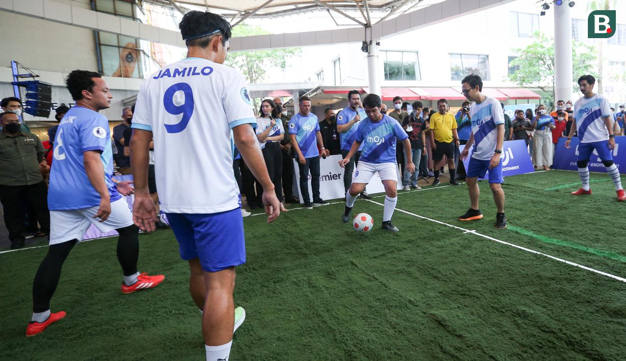 <p>Mantan pemain Manchester United dan Liverpool, Michael Owen (tengah) menyaksikan fun football 3x3 antara tim putih dan tim biru yang diperkuat oleh tim selebriti saat launching MOJI di Sumarecon Mall Serpong, Tangerang Selatan, Minggu (21/08/2022). (Bola.com/Bagaskara Lazuardi)</p>