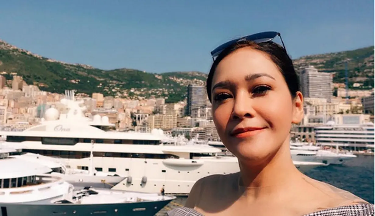 Sedangkan dalam foto lain, Maia terlihat senyum saat foto yang dibelakangnya ada aktor hollywood tersebut. Nampak Hemsworth tersenyum dan bersedakep. Ibu tiga anak itu juga berpesan pada pengikutnya tidak cemburu.  (Instagram/maiaestiantyreal)