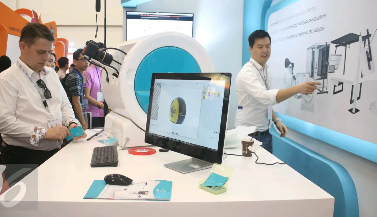 Suasana di salah satu stand saat digelar Indonesia E-commerce Summit and Expo (IESE) 2017 di ICE BSD, Tangerang Selatan, Selasa (9/5). (Liputan6.com/Angga Yuniar)