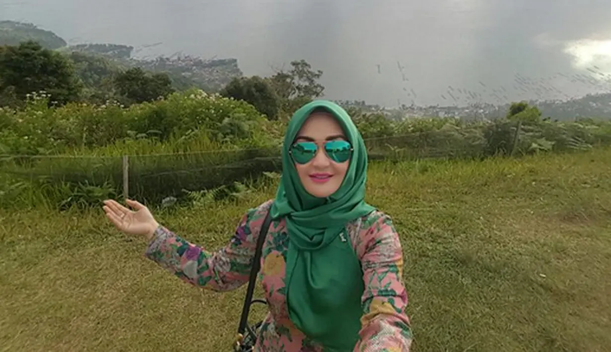 "Iya benar, Alhamdulillah sudah putusan kemarin 4 Agustus di PA Bekasi. Sidang dua kali saya datang terus sama pengacara," ujar pemeran sinetron Bukan Islam KTP saat dihubungi melalui sambungan telepon Jumat (2/9). (Instagram/eddiesadellia)