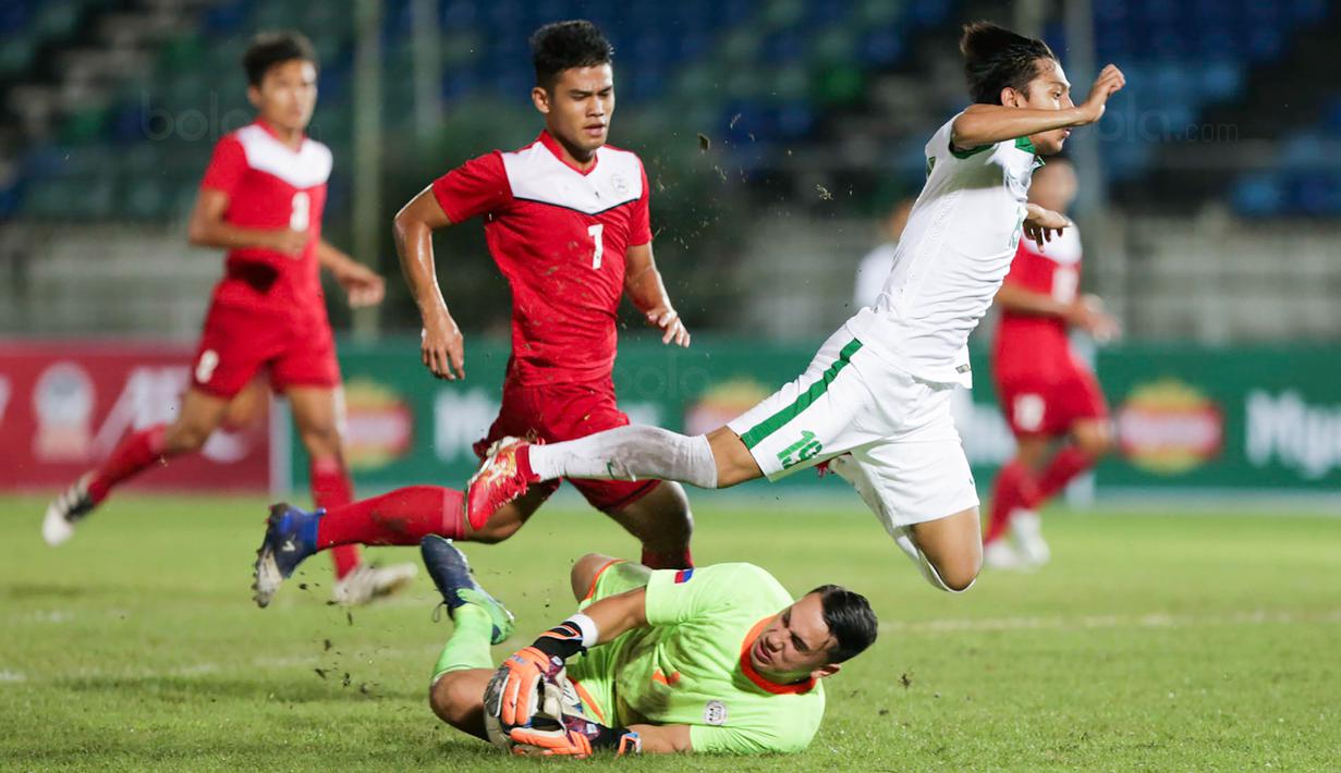 Striker Timnas Indonesia U-19, Hanis Saghara, berebut bola dengan kiper Filipina, Quincy Kammeraad, pada laga Piala AFF U-18 di Stadion Thuwunna, Myanmar, Kamis (7/9/2017). Indonesia menang 9-0 atas Filipina. (Liputan6.com/Yoppy Renato)