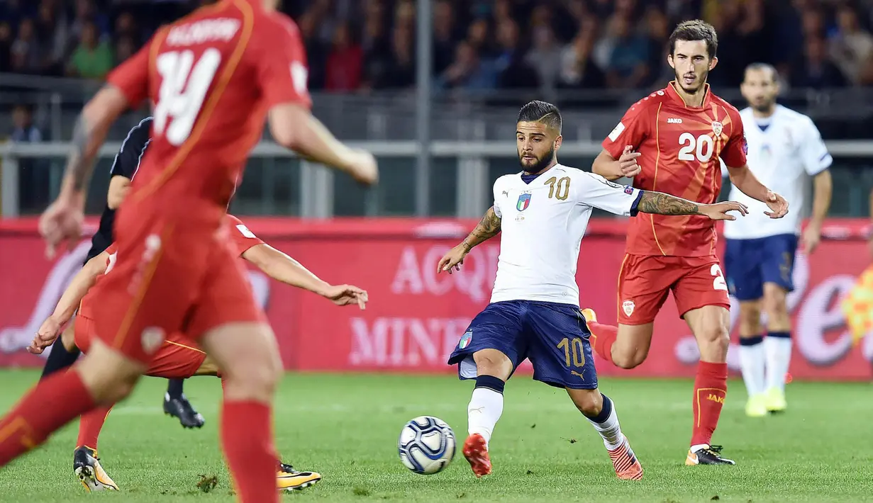 Striker Italia, Lorenzo Insigne, berusaha melewati pemain Makedonia pada laga Kualifikasi Piala Dunia 2018 di Stadion Olimpico, Turin, Jumat (6/10/2017). Italia ditahan imbang 1-1 dengan Makedonia. (AP/Alessandro Di Marco)