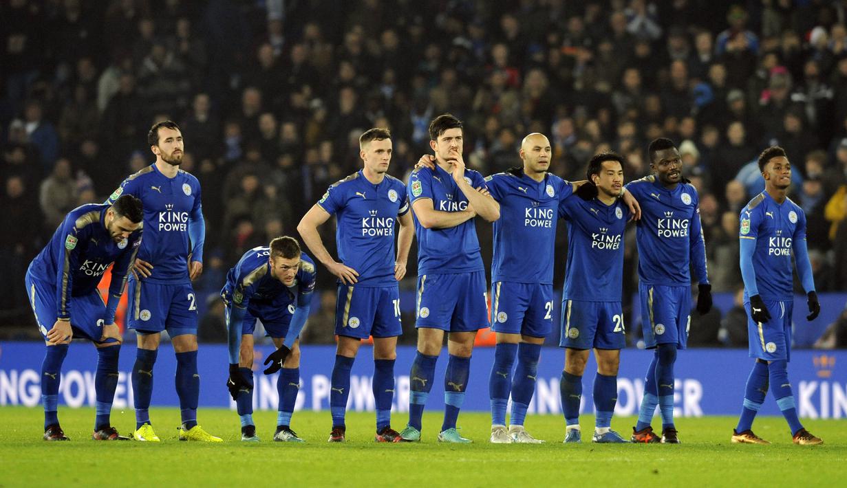 Ekspresi sedih para pemain Leicester City usai kalah dari Manchester City pada laga Piala Liga Inggris di King Power Stadium, Leicester, (19/12/2017). Manchester City menang lewati penalti  4-3. (AP/Rui Vieira)