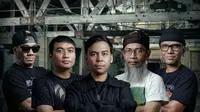 Grassrock dari kiri ke kanan: Denny Irenk (kibor), Sondi (bass), Hans Sinjal (vocal), Edi Kemput (gitar), dan Rere (drum). (Ist)