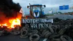 Para petani Perancis memblokir salah satu ruas jalan utama di Seclin, Perancis, Rabu (22/7/2015). Petani Perancis memprotes karena belum mendapatkan keuntungan dari kenaikan harga daging dan susu yang dijual di pasaran. (REUTERS/Pascal Rossignol)