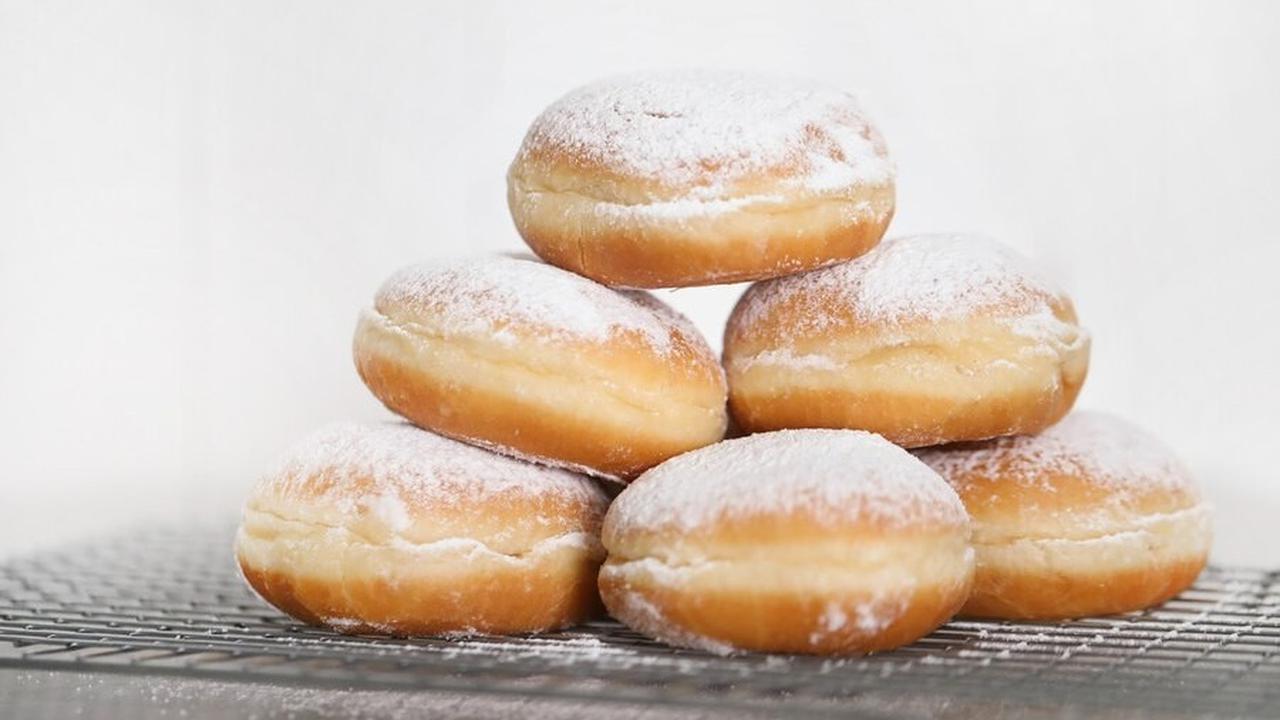 1.&nbsp;Donat: Tinggi Gula dan Lemak yang Membuat Lesu