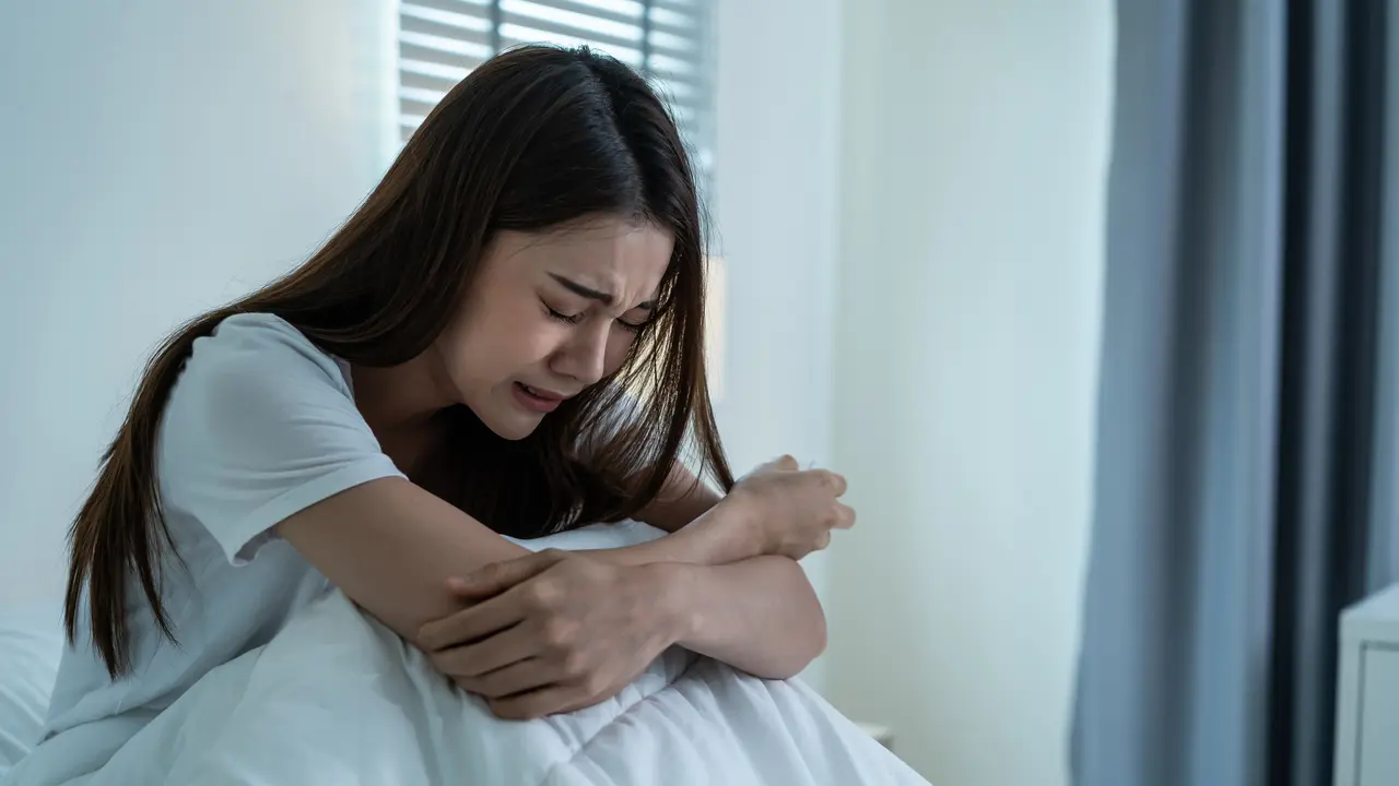 wanita november mudah nangis