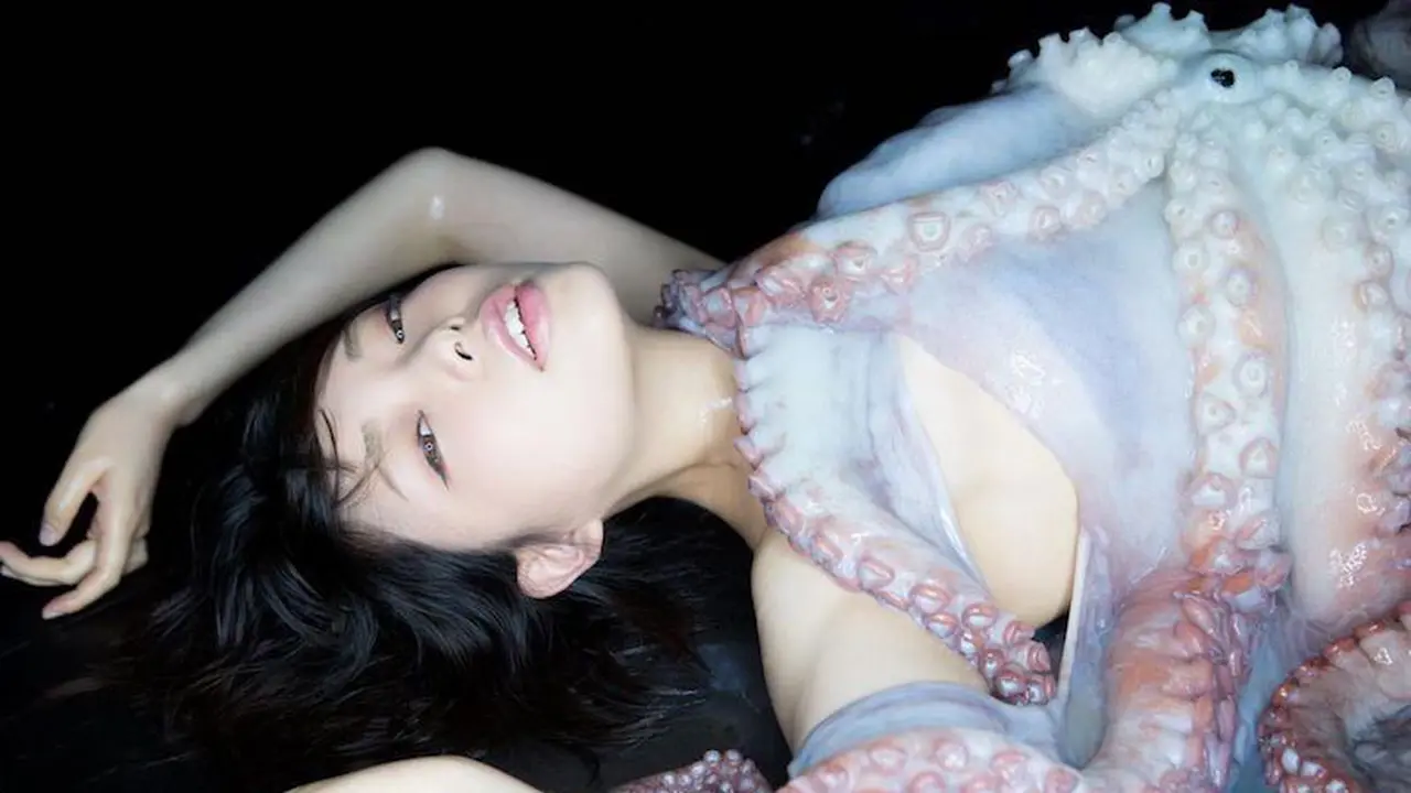 Menggelikan, Model Cantik Difoto Hanya Ditutupi Gurita Hidup