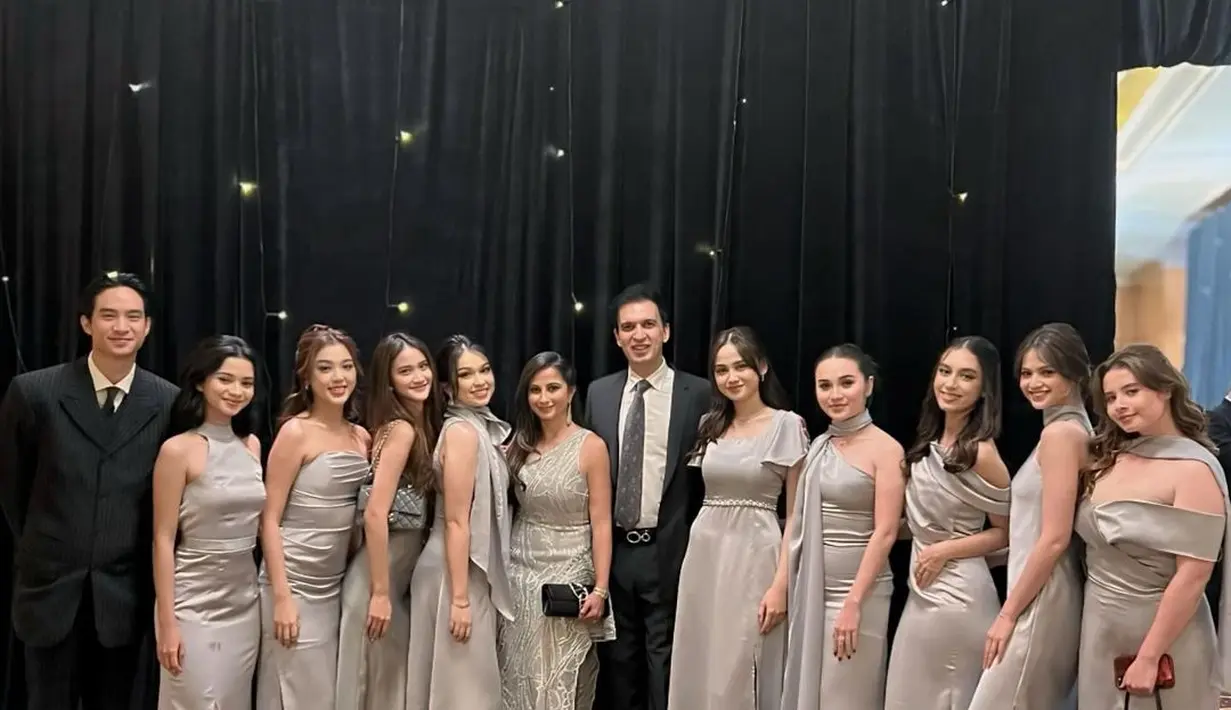 Detail manis berupa bahu yang asimetris dan rambutnya ditata ke samping, serta beberapa aksesori, menyempurnakan penampilan Shania Punjabi secara keseluruhan di acara resepsi pernikahan Beby Tsabina. [Foto: Instagram/manojpunjabimd]