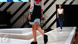 Model membawakan busana koleksi Rinda Salmun saat penutup Fashion Nation Tenth Edition (FNX) di Senayan City, Jakarta, (23/4).koleksi busana nuansa girly dengan warna-warna ceria seperti peach, pink, biru, dan hitam . (Liputan6.com/Angga Yuniar)
