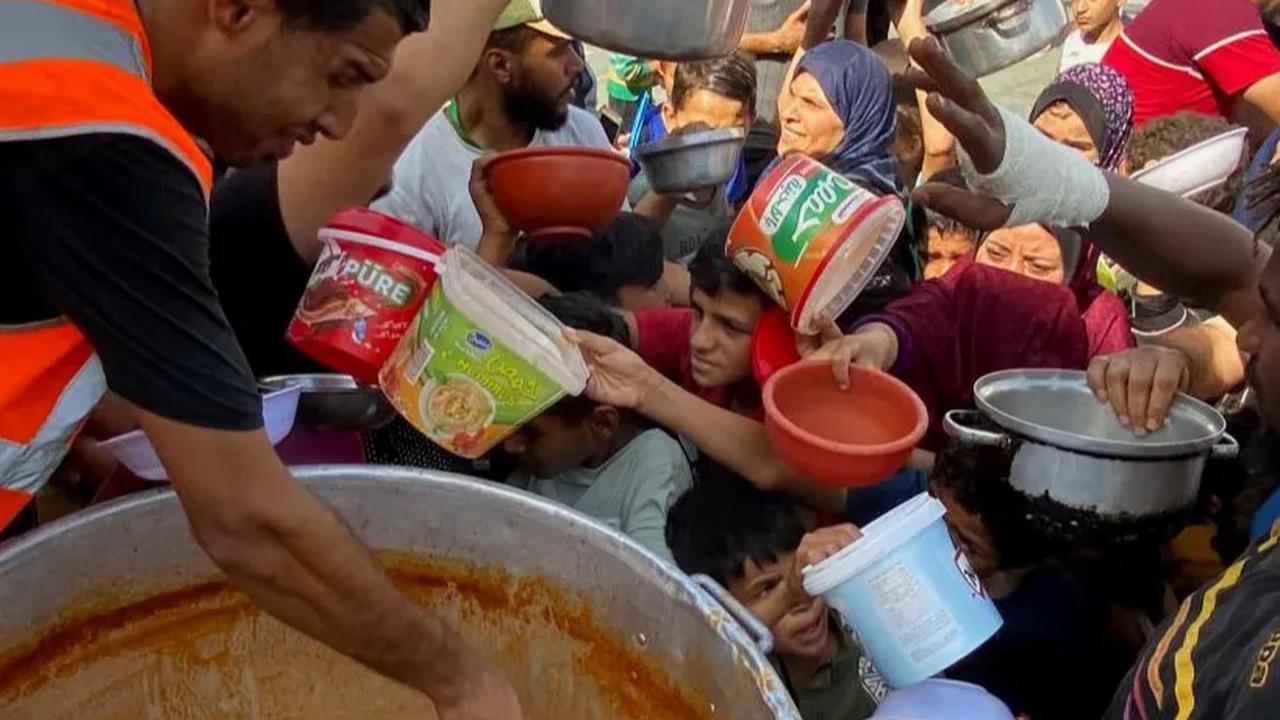 Sebelumnya, pada akhir pekan lalu bantuan kemanusiaan sebanyak 17 truk yang membawa bahan-bahan makanan, air, obat-obatan hingga bahan bakar baru diizinkan masuk Jalur Gaza.<br>