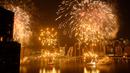 Kembang api meledak berlatar belakang cakrawala kota New York pada perayaan Hari kemerdekaan Amerika Serikat di atas Sungai Timur, Rabu (4/7). AS merayakan hari kemerdekaan yang jatuh pada 4 Juli atau dikenal Independence Day 4th July. (AP/Andres Kudacki)