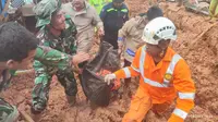 Tim SAR gabungan mengevakuasi jasad korban longsor di Serasan Natuna. Hingga pencarian hari ketiga, korban tewas longsor Natuna yang berhasil dievakuasi sebanyak 21 orang. (Liputan6.com/ BPBD Kepri)