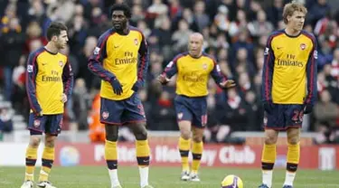 Arsenal players, Alexandre Song, Cesc Fabregas, Emmanuel Adebayor, Mikael Sivestre and Nicklas Bendtner are pictured during their Premier League match against Stoke City at Britannia Stadium on November 1, 2008. AFP PHOTO/IAN KINGTON