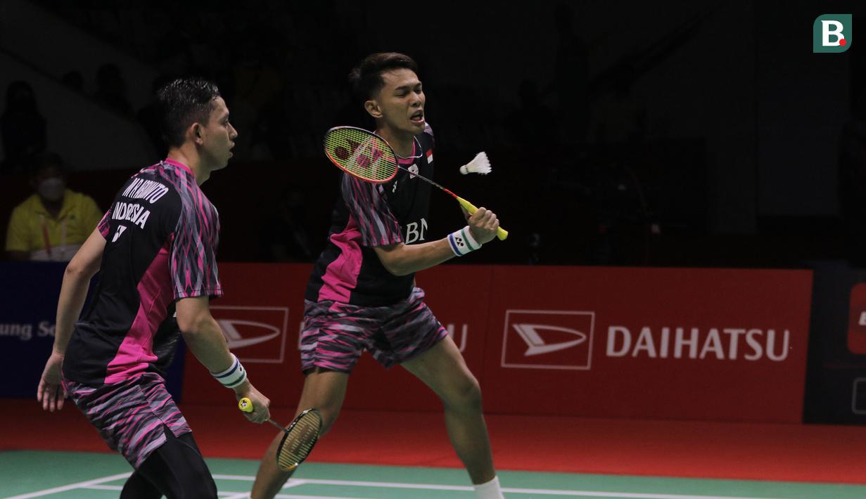 Sementara Fajar Alfian/Muhammad Rian Ardianto berhasil mengobati kekecewaan para suporter Indonesia dengan memenangi laga semifinal juga atas wakil Cina yang lolos dari babak kualifikasi, He Ji Ting/Zhou Hao Dong. (Bola.com/Ikhwan Yanuar)