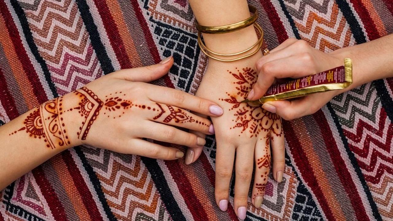 Ilustrasi Pakai Henna