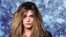 Siapa yang nggal tahu Sebastian Bach? Namanya melejit lewat grup band Skid Row. Meski sudah tak seprima dahulu, rambut Sebastian benar-benar memesona waktu muda. (Houston Press)
