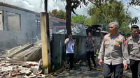 Kapolda Sulut Irjen Pol Setyo Budiyanto mendatangi tempat kejadian perkara (TKP) kebakaran rumah di kompleks Asrama Polisi (Aspol) Wanea, Kota Manado.