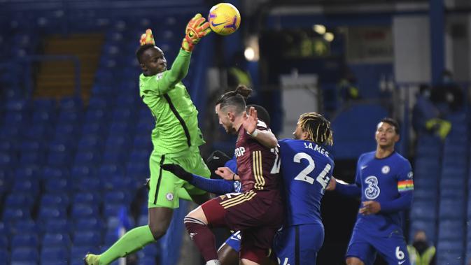Kiper Chelsea, Edouard Mendy (kiri) berusaha menepis bola saat bertanding mleawan Leeds United pada pertandingan lanjutan Liga Inggris di Stamford Bridge di London, Inggris, Minggu (6/12/2020). Chelsea menang 3-1 atas Leeds United. (Mike Hewitt, Pool via AP)