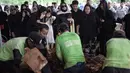 Aktris Olla Ramlan menyaksikan proses pemakaman sang ayahanda, Muhammad Ramlan di TPU Tanah Kusir, Jakarta, Selasa (5/6). Ayahanda Olla Ramlan meninggal di usia 72 tahun akibat kanker dan liver yang dideritanya. (Liputan6.com/Faizal Fanani)