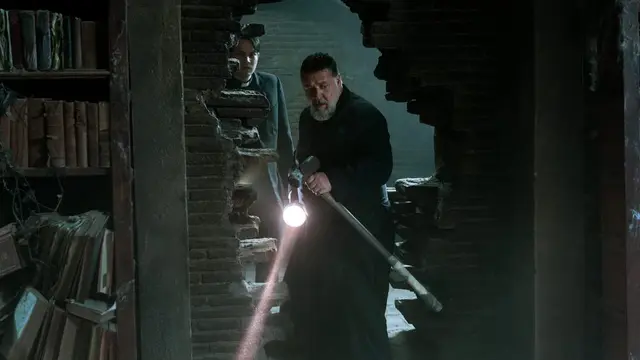 Salah satu adegan film The Pope's Exorcist. (Foto: Dok. Screen Gems)