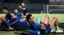 <p>Pemain Persib Bandung, Marc Klok (tengah) melakukan peregangan dalam sesi official training di Stadion Gelora Bangkalan, Madura, Kamis (30/5/2024) jelang laga leg kedua final Championship Series BRI Liga 1 2023/2024 menghadapi Madura United, Jumat, 31 Mei 2024. (Bola.com/Bagaskara Lazuardi)</p>