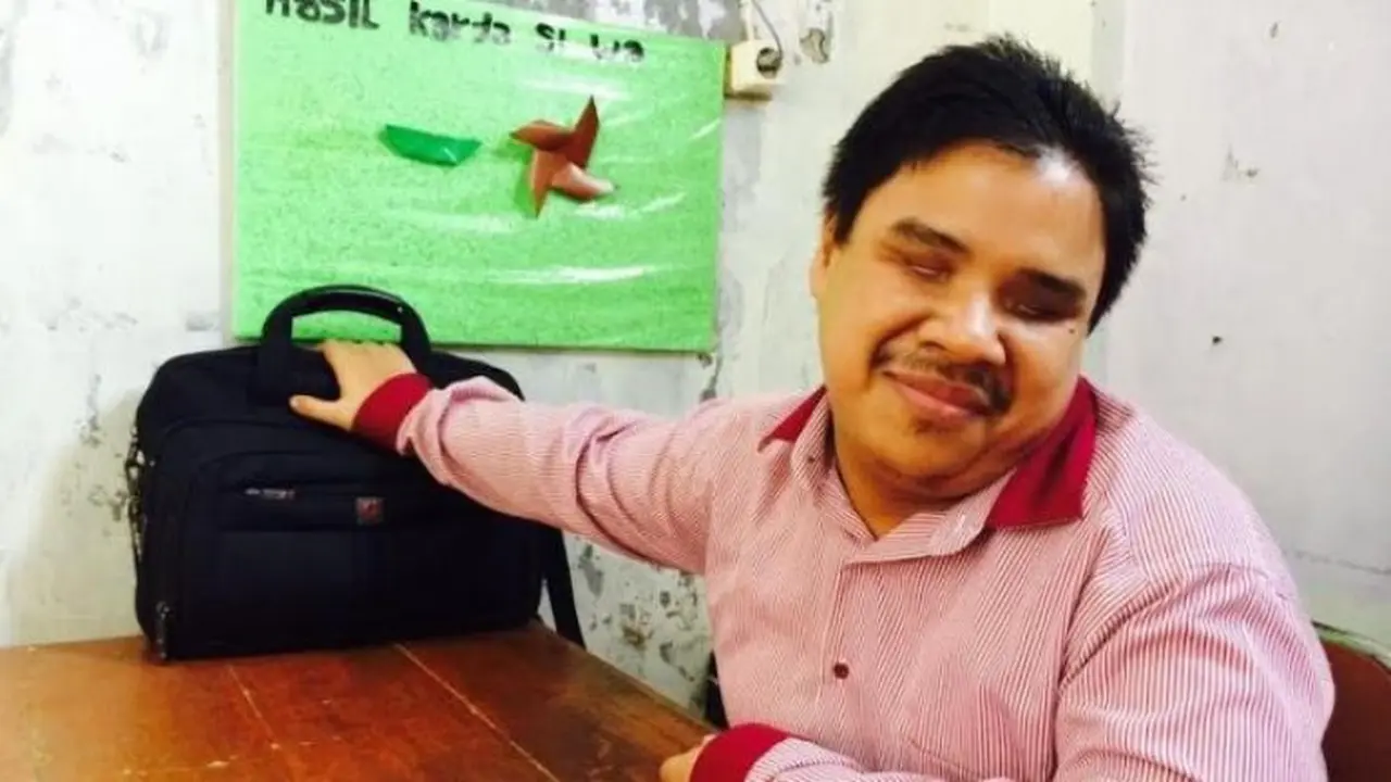 Kisah Haru Guru Tunanetra dengan Hanya Satu Orang Murid