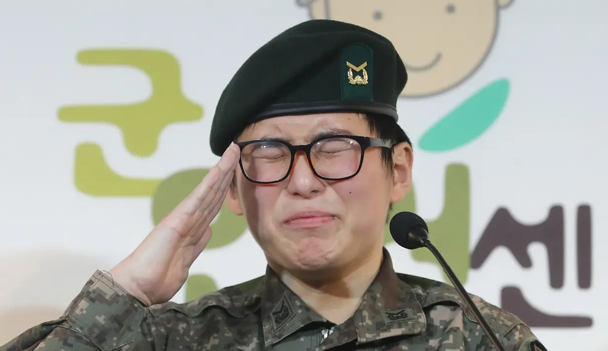 Tentara Korea Selatan Byun Hee-soo memberi hormat sambil menangis saat konferensi pers di Pusat Hak Asasi Manusia Militer di Seoul, Korea Selatan, Rabu (22/1/2020). Dengan berlinang air mata, Byun memohon agar diizinkan tetap berada di militer. (YONHAP/AFP)