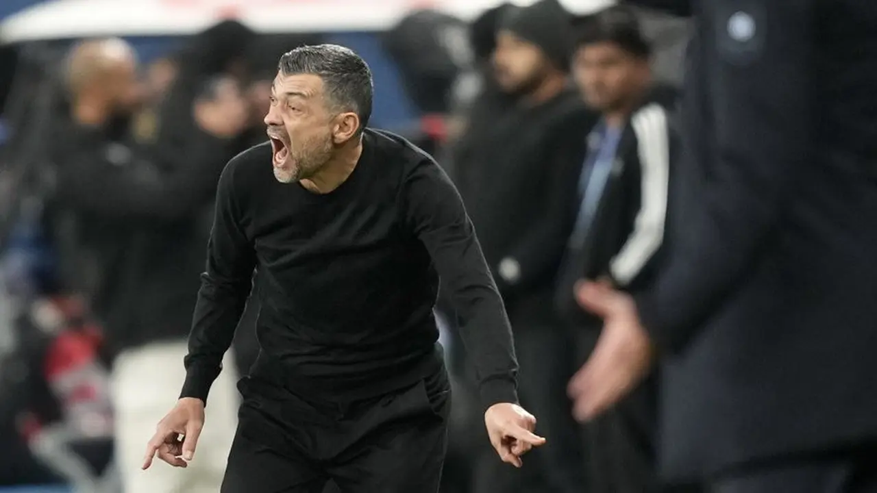 Pelatih AC Milan, Sergio Conceicao. (c) AP Photo/Altaf Qadri