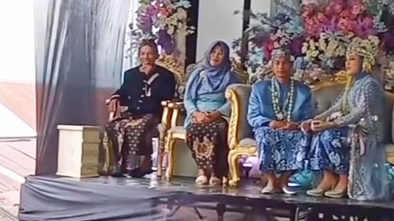 Pernikahan yang Viral Didirikan di Atas Jalan, Menariknya Para Pengendara Masih Dapat Melintas