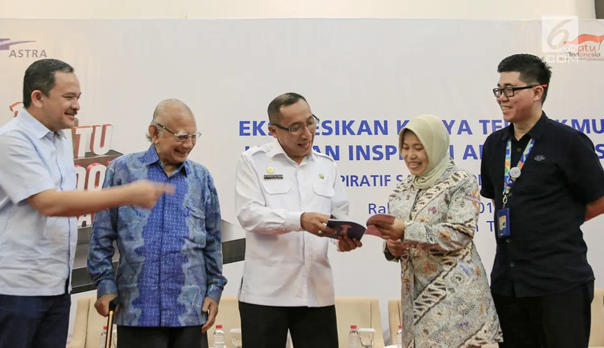 Sekda Kota Ternate Tauhid Soleman (tengah) berbincang dengan juri SATU Indonesia Awards 2019 Emil Salim, Tri Mumpuni Deputy Chief of Corporate Affairs Astra Riza Deliansyah dan Herry M. Timpal pada Bincang Inspiratif 10th SATU Indonesia Awards 2019 di Ternate (26/6/2019). (Liputan6.com/HO/Ilham)