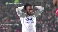Video gocekan maut Alexandre Lacazette Striker Lyon yang melewati 3 pemain belakang Rennes, Tetapi tendanganya  melambung di atas gawang.