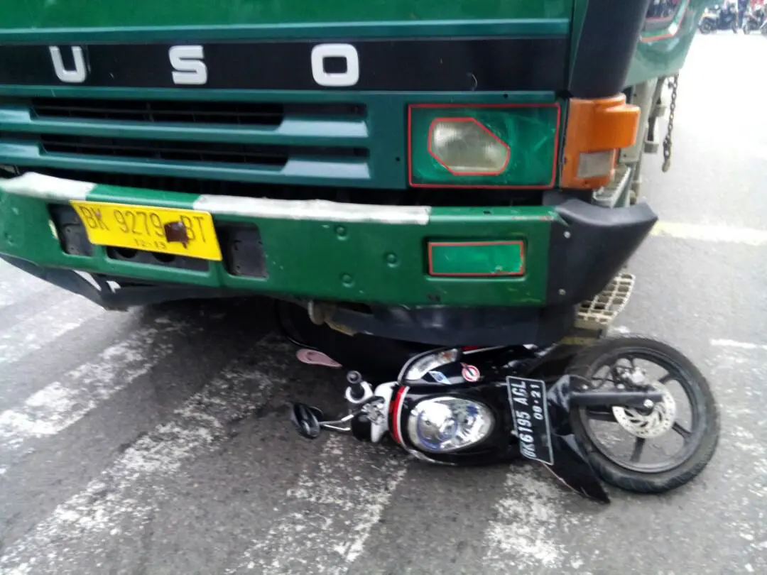 Tabrakan maut melibatkan truk dan sepeda motor terjadi di persimpangan Jalan Gagak Hitam dengan Jalan Amal, Kecamatan Medan Sunggal, Kota Medan, Sumut. (Liputan6.com/Reza Efendi)