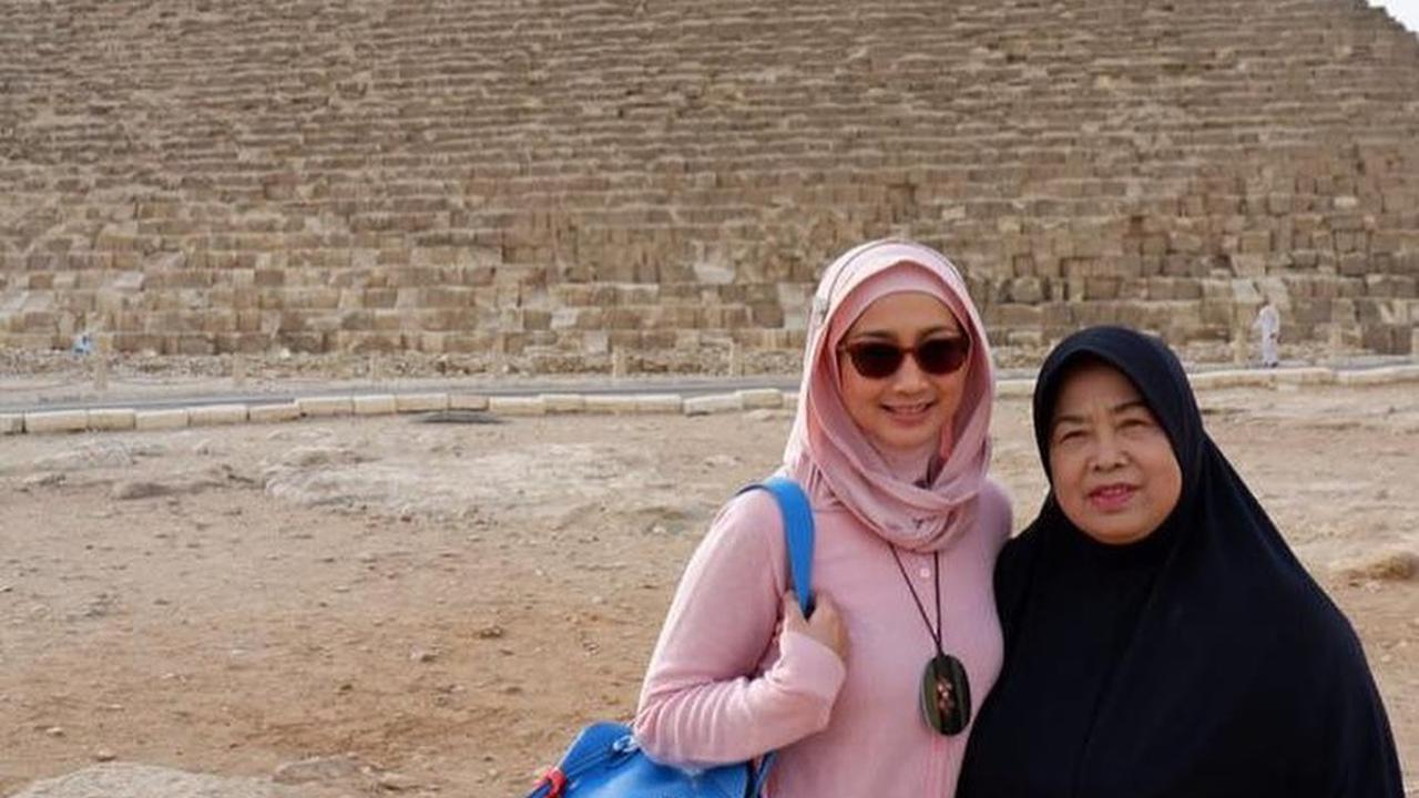 Ibu Desy Ratnasari Meninggal Dunia