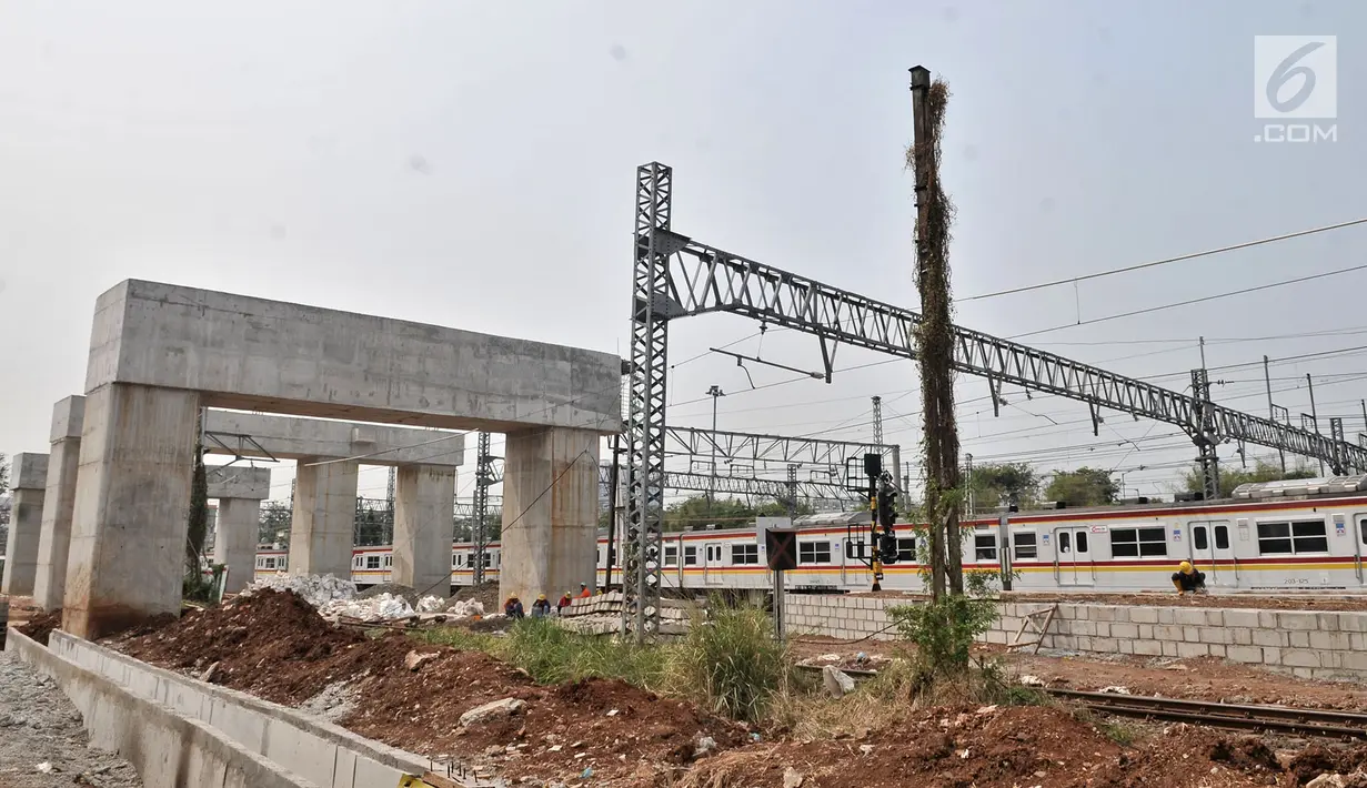 Aktivitas pekerja proyek Double Double Track (DDT) Paket A Stasiun Manggarai-Jatinegara di kawasan Manggarai, Jakarta, Selasa (28/8). Proyek DDT Paket A ini juga membangun stasiun baru Manggarai yang terdiri dari tiga lantai. (Merdeka.com/Iqbal Nugroho)