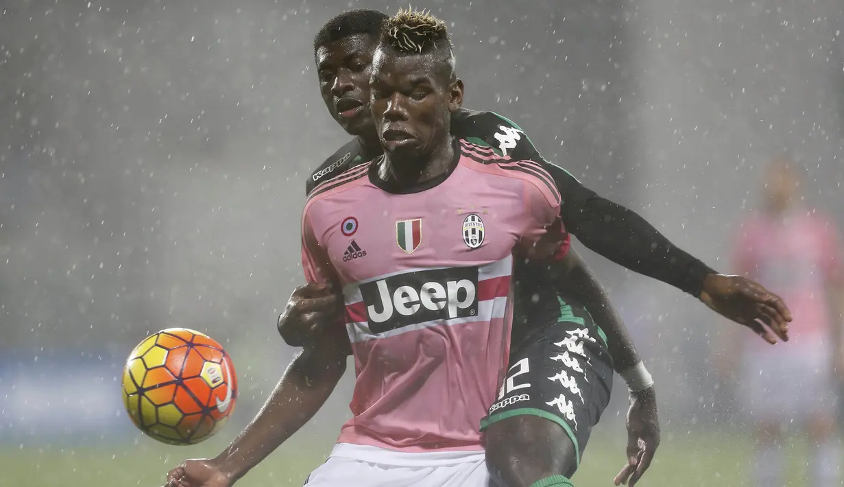 Gelandang Juventus, Paul Pogba berusaha melewati pemain Sassuolo, Alfred Duncan pada laga Serie A di Stadion Mapei, Italia, Rabu (28/10/2015). (Reuters/Giampiero Sposito)