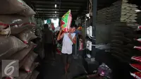 Pekerja tengah memanggul beras di Pasar Induk Cipinang, Jakarta. (Liputan6.com/Angga Yuniar)