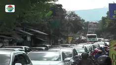 Kemacetan panjang hingga lebih dari 10 kilometer masih menyergap kawasan wisata Lembang, Bandung.