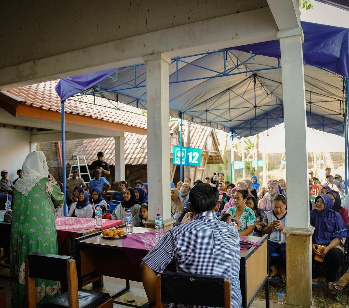 "Tersirat juga rasa bangga dengan karya para perempuan dan lansia di Sumedang, yang berdaya dan mandiri menghidupkan ekonomi keluarga dan lingkungan," lanjut Farah. <br>