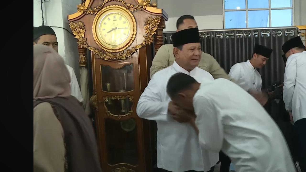 Usai Salat Idulfitri, Prabowo Halal Bihalal dengan Warga di Aceh Tamiang dan Bagikan Bingkisan