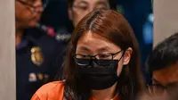 Alice Guo, mantan wali kota Bamban di Provinsi Tarlac, Filipina, dikawal ke konferensi pers di Manila pada 6 September 2024, setelah dideportasi usai penangkapannya di Indonesia pada 3 September. (AFP / Jam Sta Rosa)