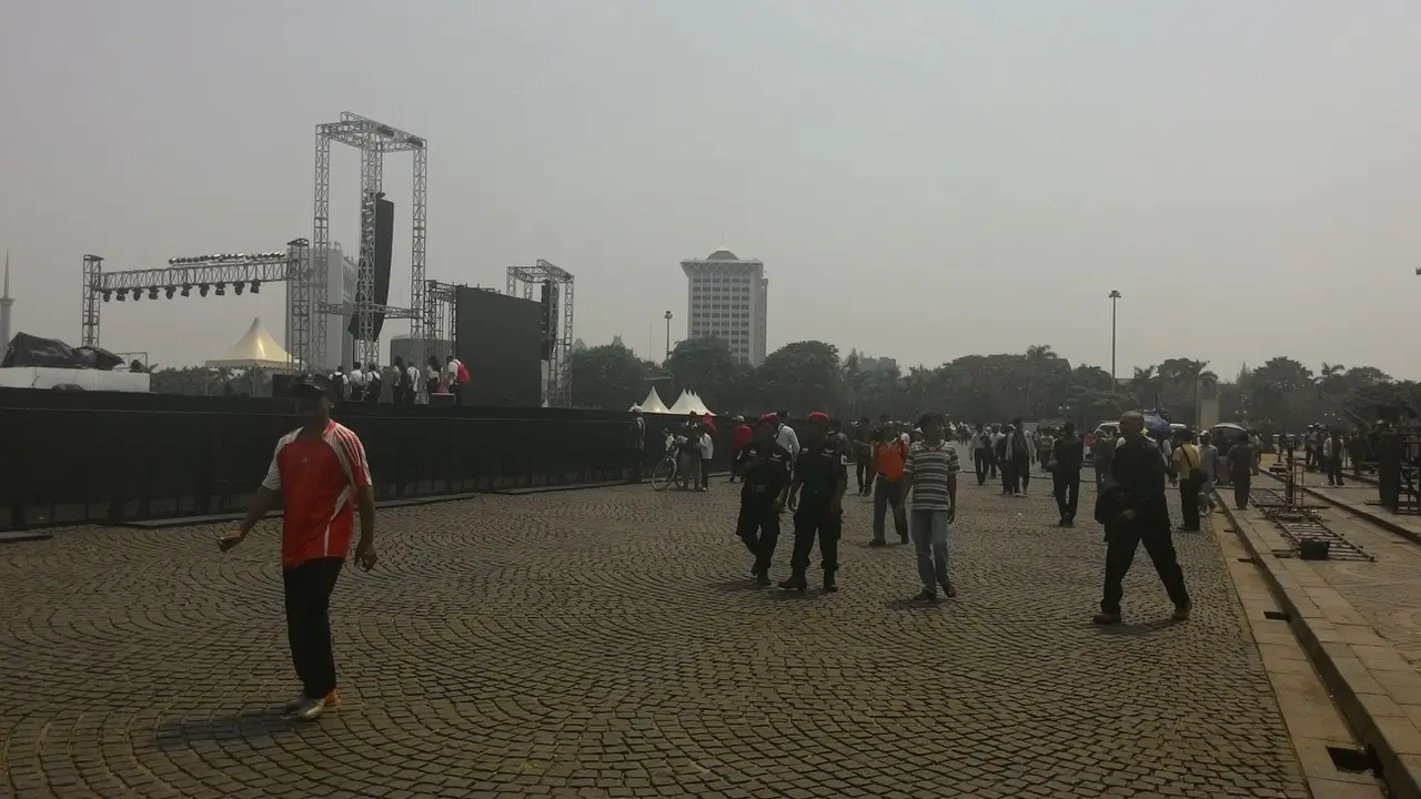 Sambut Pelantikan Jokowi, Warga Penuhi Monas