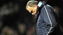 West Ham's Israeli manager Avram Grant gestures during the FA Cup third round football match between West Ham United and Barnsley at the Boleyn Ground, Upton Park, in East London, England, on January 8, 2011. AFP PHOTO/GLYN KIRK