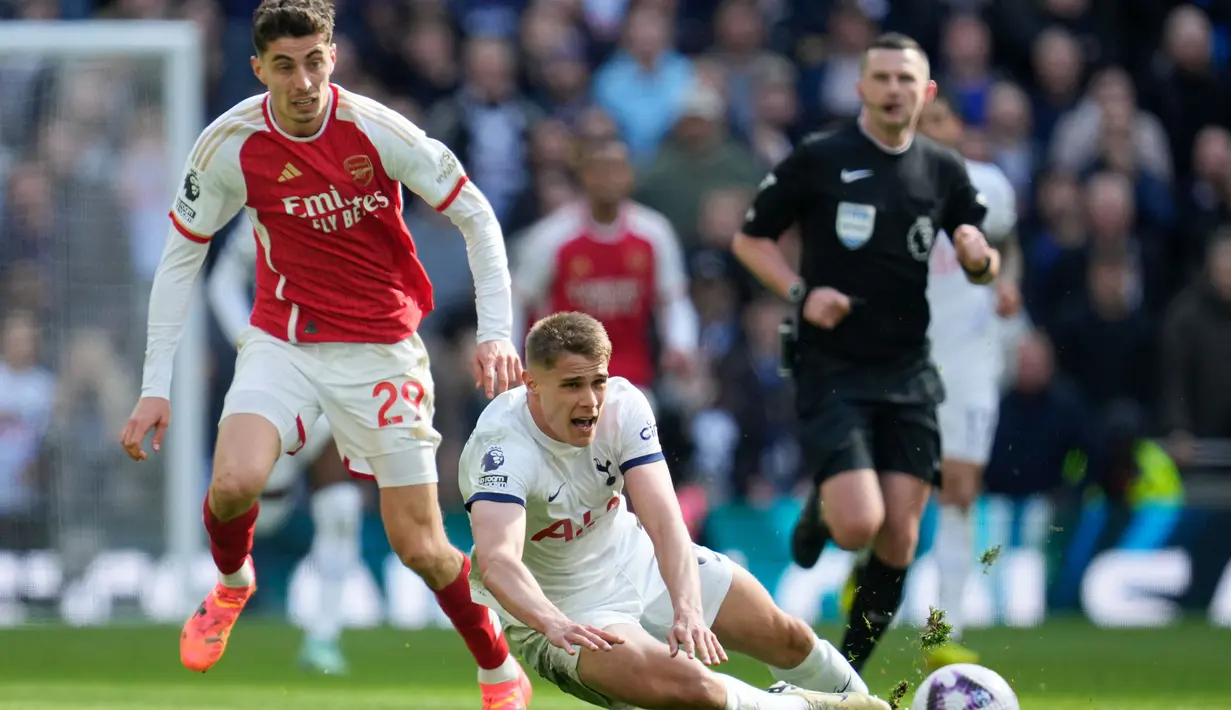 Gol-gol Arsenal tercipta masing-masing oleh Pierre-Emile Hojbjerg (OG) pada menit ke-15, Bukayo Saka (27’), dan Kai Havertz (38). (AP Photo/Kin Cheung)