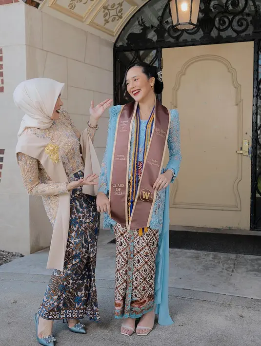 Dirinya kini resmi menyandang gelar Bachelor of Business Administration. Selamat untuk Beby Tsabina! [Foto: IG/bebytsabina].