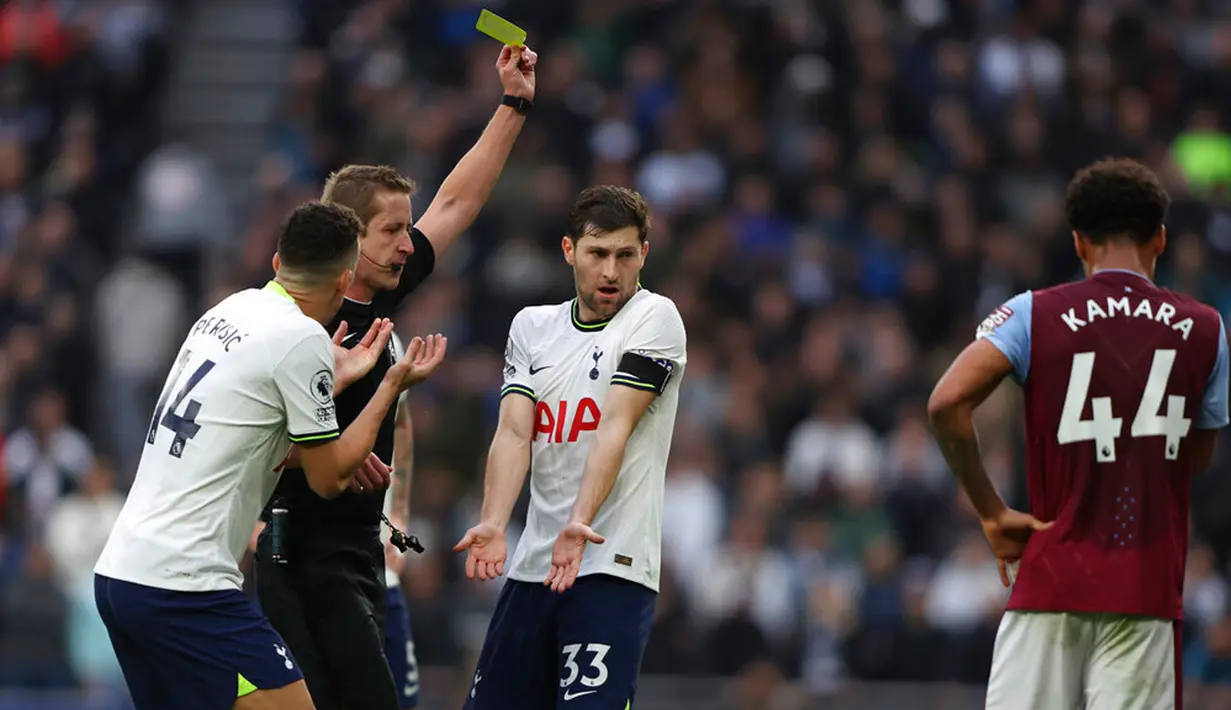 Wasit menunjukkan kartu kuning untuk pemain Tottenham Hotspur Ben Davies (33) saat melawan Aston Villa pada pertandingan sepak bola Liga Inggris di Stadion Tottenham Hotspur, London, 1 Januari 2023. Aston Villa mempermalukan Tottenham Hotspur dengan skor 2-0. (AP Photo/Ian Walton)